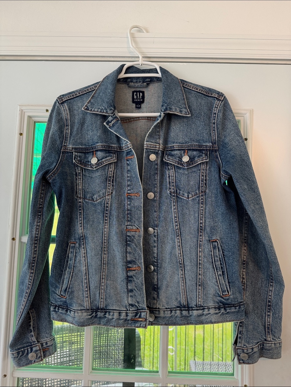 GAP Women's Medium Wash Denim Jacket in Blue